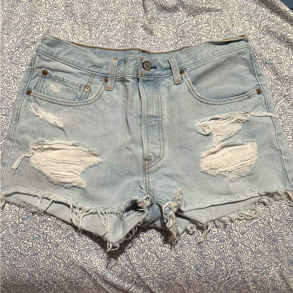 levi’s light wash denim shorts